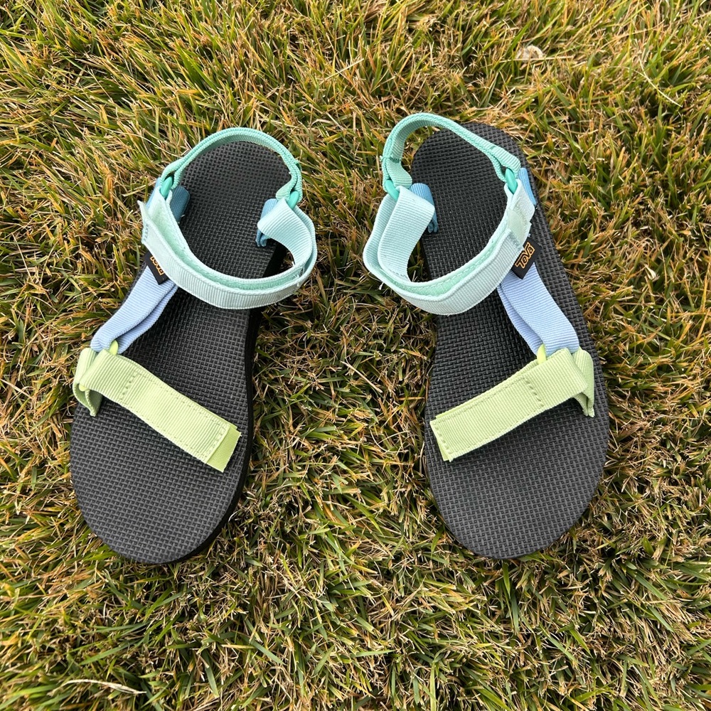 Teva women’s vibrant colorful platform sandals - Picture 2 of 5